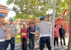 Polisi-Peduli-:-Patroli-Dialogis-Polresta-Banyuwangi-Sambil-Berbagi-Nasi-Untuk-Abang-Becak