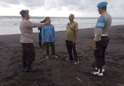 Polres-Jember-Siagakan-Personel-di-Pantai-Saat-Ops-Lilin-Semeru-2024,-Antisipasi-Bencana-Hidrometeorolog