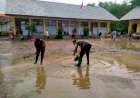 Gotong-Royong-Polisi-dan-TNI-bersama-Warga-Bersihkan-Sisa-Meterial-Banjir-di-Tuban