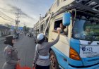 Polresta-Banyuwangi-Berbagi-Mamiri-Kepada-Pengguna-Jalan-yang-Terjebak-Kepadatan-Pelabuhan-Ketapang