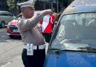 Semarak-Jelang-Hari-Kemerdekaan-RI-ke--80,-Polisi-Berbagi-Bendera-Merah-Putih-di-Nganjuk