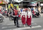 Peduli-Keselamatan-Pelajar,-Patroli-Polsek-Krian-Gatur-Lalin-dan-Bantu-Penyeberangan-Depan-Sekolah