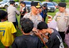 Wakapolri-Tinjau-Lokasi-Banjir-Aceh-Tamiang,-Pastikan-Bantuan-Logistik-Hingga-Peralatan-Khusus-Segera-Dikirim
