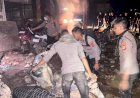 Personel-Polri-Bersihkan-Lumpur-dan-Sampah-Pascabanjir-di-Jalan-Lintas-Aceh-Tamiang