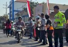 Polsek-Waru-Gelar-Jumat-Berkah,-Bagikan-Ratusan-Paket-Nasi-dan-Air-Minum-untuk-Masyarakat