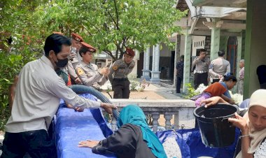 Polres-Lamongan-Distribusikan-10-Truck-Air-Bersih-Untuk-Warga-Kedungkumpul