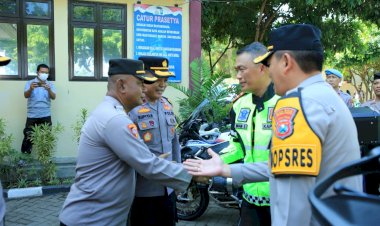 Kapolda-Jatim-Beri-Motivasi-Serahkan-Tali-Asih-di-Pos-Pam-Nataru-ASDP-Ketapang-Banyuwangi