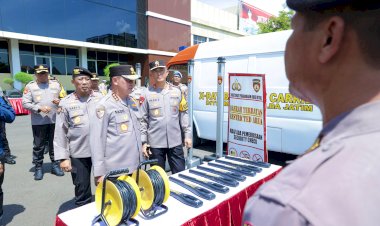 Pastikan-Pemilu-Aman-dan-Kondusif,-Kabaharkam-Polri-Cek-Personel-dan-Peralatan-Pengamanan-di-Polda-Jatim