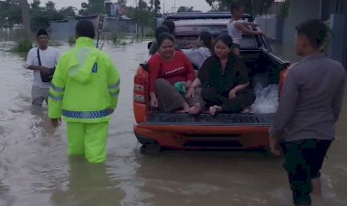 Gerak-Cepat,-Polisi-bersama-TNI-dan-BPBD-Evakuasi-Ribuan-Warga-Terdampak-Banjir-di-Bangkalan