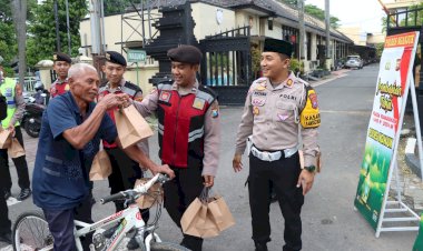 Hari-Pertama-Puasa-Ramadhan,-Polres-Nganjuk-Berbagi-Takjil-untuk-Pengguna-Jalan