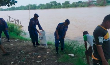 Polisi-Sidoarjo-bersama-Warga-Pesisir-Bersihkan-Sampah