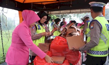 Tebar-Kebaikan-di-Bulan-Ramadhan-Polres-Batu-dan-Bhayangkari-Berbagi-Takjil