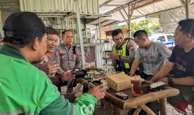 Sampaikan-Pesan-Kamseltibcarlantas-Polres-Bojonegoro-Ngopi-Bareng-Ojol