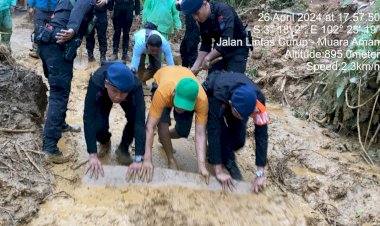 TNI-Polri-Bantu-Warga-Buka-Akses-Jalan-Putus-Akibat-Longsor
