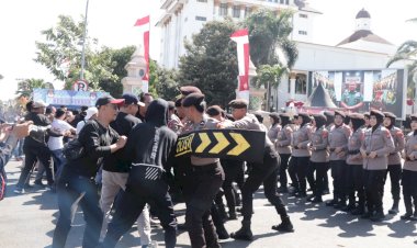 Simulasi-Sispamkota-Polres-Ponorogo-Peragakan-Kerusuhan-hingga-Penculikan-Saat-Pilkada-2024