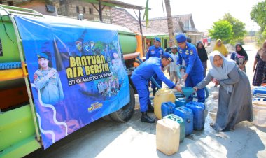 Polisi-Peduli,-Ditpolairud-Polda-Jatim-Droping-Air-Bersih-untuk-Warga-Mantup-Lamongan