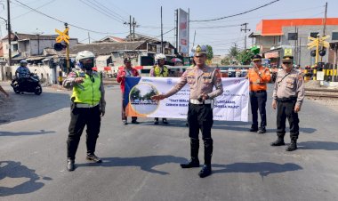 Harlantas-Bhayangkara-ke-69,-Polres-Pelabuhan-Tanjungperak-Gandeng-PT-KAI-Daop-8-Sosialisasikan-Keselamatan-di-Perlintasan-Sebidang