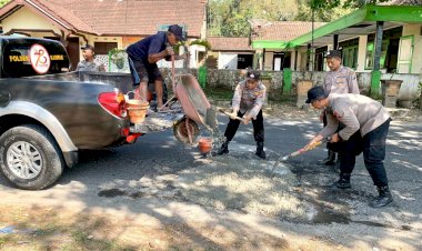Peduli-Keselamatan-Masyarakat,-Polisi-Tambal-Jalan-Desa-Berlubang-di-Trenggalek