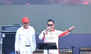 HUT-ke-79-TNI,-Panglima-dan-Kapolri-Hibur-Warga-dengan-Nyanyi-Bareng