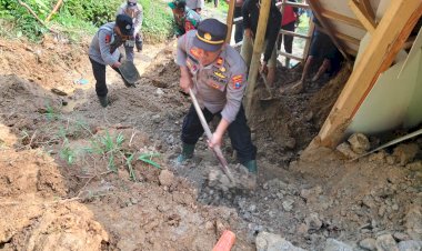 Gotong-Royong,-Polisi-Bersama-TNI-dan-Warga-Tangani-Dampak-Longsor-di-Trenggalek