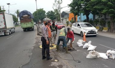 Jelang-Nataru,-Polres-Pasuruan-Mitigasi-Jalur-Surabaya-Malang,-Tambal-Jalan-Berlubang