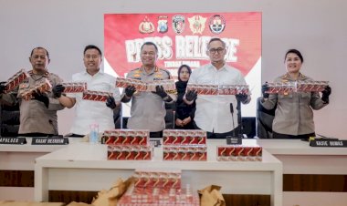 Polrestabes-Surabaya-Berhasil-Gagalkan-Pengiriman-145-Koli-Rokok-Ilegal-Senilai-Rp-2,1-Miliar