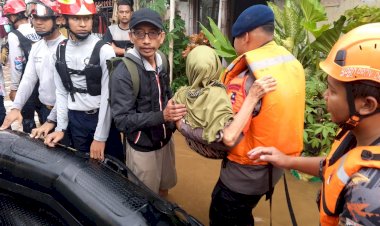 Tim-SAR-Korbrimob-Polri-Gerak-Cepat-Evakuasi-Korban-Banjir-di-Jakarta-Timur