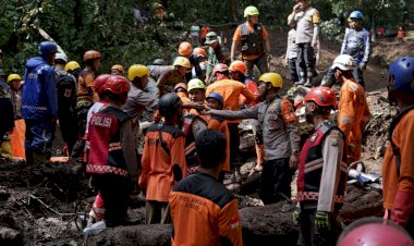 Hari-Kedua-Evakuasi,-Polisi-dan-Tim-SAR-Gabungan-Berhasil-Temukan-9-Korban-Longsor-di-Pacet-Mojokerto