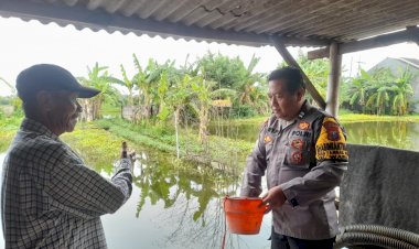 Bhabinkamtibmas-Cek-Lahan-P2B-Perikanan-di-Desa-Tambak-Rejo,-Dukung-Program-Ketahanan-Pangan