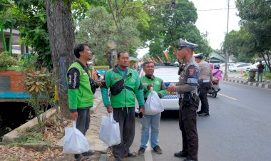 Polres-Malang-Berbagi-Ratusan-Paket-Sembako-Sambut-Hari-Lalu-Lintas-Bhayangkara-ke-70