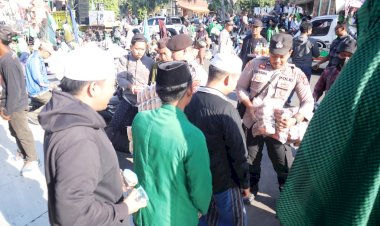 Humanis,-Polisi-Berbagi-Roti-dan-Air-untuk-Massa-Aksi-Damai-Alumni-Ponpes-di-Situbondo-Berlangsung-Sejuk