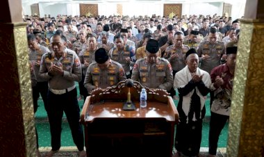 Polda-Jatim-Gelar-Shalat-Ghaib-untuk-Korban-Bencana-di-Aceh-Sumatera