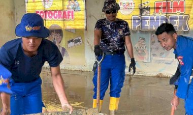 Korpolairud-Baharkam-Polri-Lakukan-Normalisasi-Sekolah-Terdampak-Lumpur-di-Padang-Pariaman