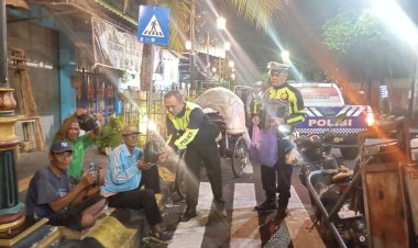Polres-Madiun-Kota-Patroli-Sahur-Berbagi-Nasi-Kotak-untuk-Warga-di-Bulan-Ramadhan