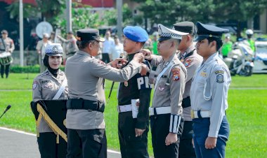 Kapolda-Jatim-Pimpin-Apel-Gelar-Pasukan-Pastikan-Kesiapan-Personel-Operasi-Ketupat-Semeru-2026