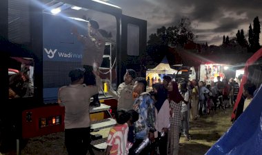 Hadirnya-Kendaraan-Watergen-Brimob,-Pelepas-Dahaga-Warga-Pengungsian-di-Manggarai