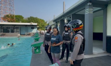 Polwan-Polresta-Sidoarjo-Patroli-di-Kawasan-GOR,-Ajak-Warga-Jaga-Kamtibmas-Kondusif