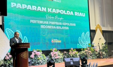 Temui-Polisi-Malaysia,-Kapolda-Riau-Paparkan-Gotong-Royong-Tangani-Karhutla