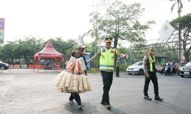 Sidoarjo-Amankan-Sepanjang-Jalan-Turun-Langsung-Pengaturan-Lalu-Lintas,-Polresta-Sidoarjo-dan-Jajaran-Berikan-Rasa-Nyaman-Masyarakat
