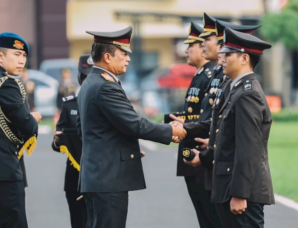 Kapolda Jatim Anugerahkan Tanda Kehormatan kepada Ribuan Personel