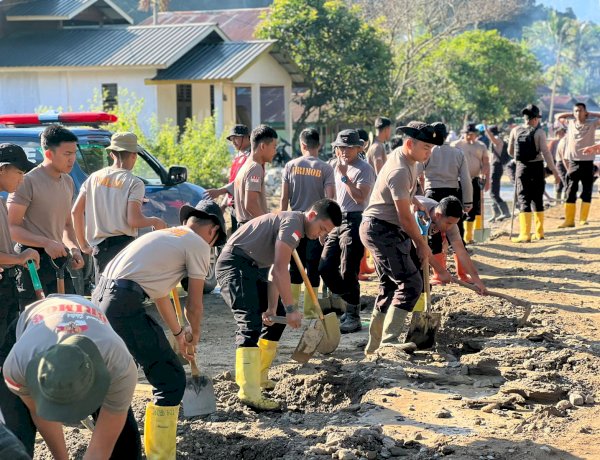 Polri Bersihkan Area Terdampak Banjir Bandang di Kampung Tengah Kecamatan Palembayan Agam Sumbar
