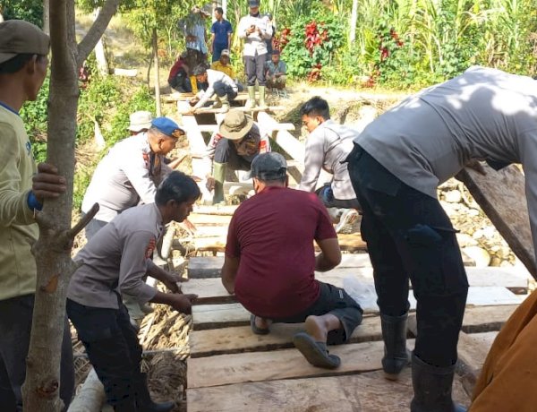 Polri Bersama Masyarakat Bangun Jembatan Darurat, Akses Tiga Kampung di Rusip Antara Kembali Terhubung