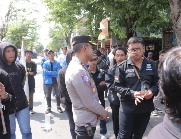 Polres Lamongan Berikan Pelayanan Humanis, Aksi Unjuk Rasa PC PMII di DPRD Kondusif