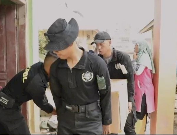 Taruna Akpol Latsitardanus di Aceh Tamiang, Bersihkan Lumpur Pasar hingga Santuni Korban Hanyut