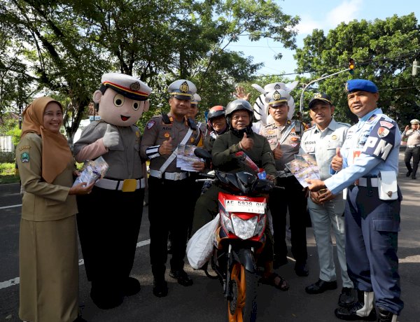 Polres Magetan Berbagi Bunga dan Es Krim di Operasi Keselamatan Semeru 2026