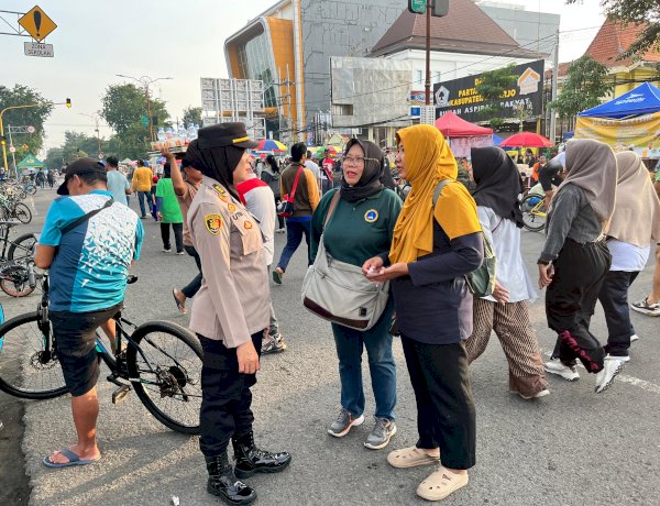 Polwan Polresta Sidoarjo Humanis Amankan Car Free Day Alun-alun Sidoarjo