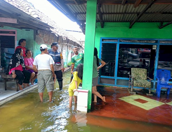 Bhabinkamtibmas Tanjungsari Polsek Taman Kunjungi Warga Terdampak Banjir, Salurkan Bantuan Sembako di Dusun Dodokan