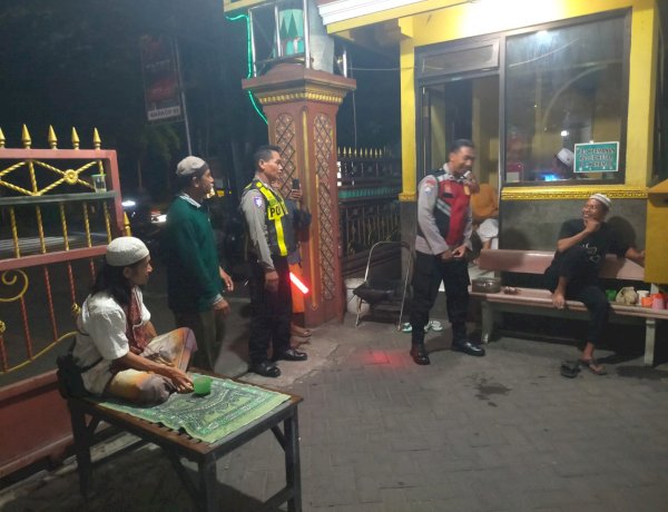 Layanan Humanis Polsek Buduran Bagi Jamaah Tarawih di Masjid Besar Al Karomah