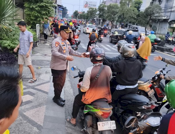 Kapolsek Gedangan Bagikan 100 Takjil ke Masyarakat