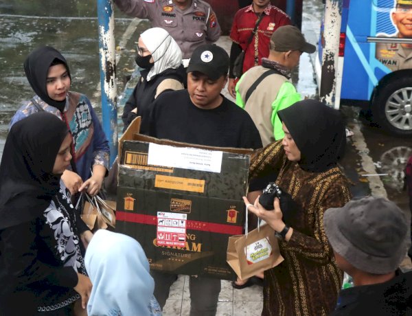Kasat PPA dan PPO Polresta Sidoarjo Bagikan Takjil ke Pemudik di Terminal Purabaya